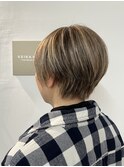 白髪ぼかしハイライトのショートヘア