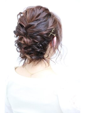 ミューテ(Mu-te) 後れ毛がかわいい♪ゆるふわアレンジ