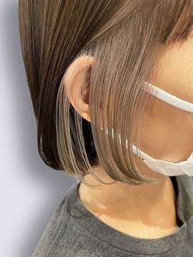 アッシュタカサキ(ash takasaki) 大人かわいいストレート切りっぱなしインナーカラー耳掛け小顔