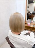 ホワイト系ベージュブロンド × 切りっぱなしボブ