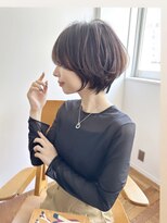 アンド ストーリーズ(&STORIES) 大人可愛い前髪ありひし形耳掛けクールショートボブ20代30代40代