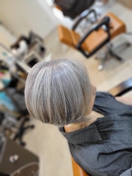 マフユ(MAFUYU) 白髪を活かすシルバーヘア/Hair Stylist MAFUYU