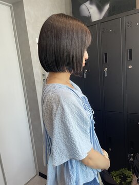 バックス(BUCKS) 【襟足スッキリ！】前下がりボブ