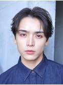 大人の抜け感を演出する、今トレンドのフェザーパーマ