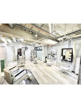 白を基調とした清潔感溢れる店内。丁寧なカウンセリングと高い技術力で、お客様のなりたいを叶える◎