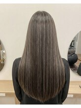 ウェリナ(welina)&nbsp;立体感抜群！極細ハイライトで作る赤みを消しグレージュカラー