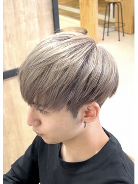 エッジ(EDGE) メンズ大分ハイトーンブリーチカラーミルクティベージュスタイル