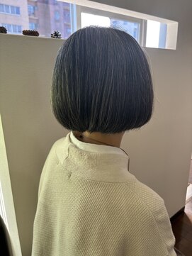 アドア(ADOR) グレーヘアーのボブスタイル