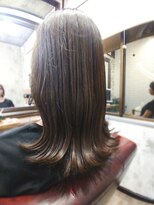 アトリエナガノ(atelier nagano)&nbsp;ニュアンスカラー/センターパート/ツヤ髪スタイル/ブルージュ