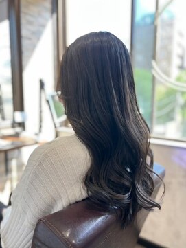 ハサミバイアトリエナガノ 千葉(8sami by atelier nagano) ショートボブ/センターパート/ツヤ髪/グラデーション/イヤリング