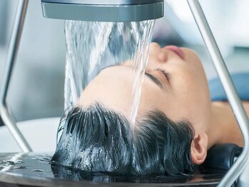 ウィーニード 名古屋(WENEED)の写真/【韓国大人気サロンが名古屋上陸☆】ヘッドスパで頭皮状態を整え、髪の芯から美しく◇頭浸浴で温活効果