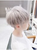 ツーブロックショートシルバーカラー/波打ちセンターパート