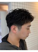 刈り上げセンターパート短髪フェザーパーマ