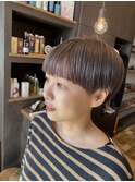 パツッとマッシュショートにミルクティーで柔らかい質感を♪