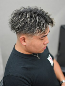 スラッシュ(SLASH) フェザーショート/刈り上げショート/アップバング/フェード/姫路