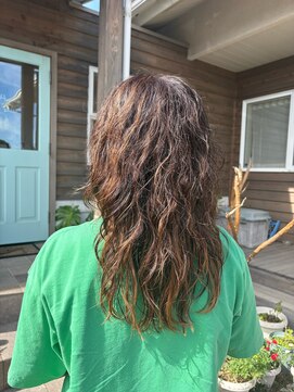 エニシ(Enishi) 癖毛を生かしたロングスタイル