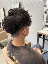 リフ(LIF by MIRROR TALK)&nbsp;骨格補正フェード×立体スパイラルパーマで魅せるメンズショート