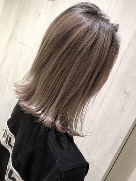 ヴェンティ(ventie) 外ハネホワイトベージュ