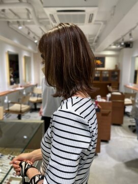 エヌ トーキョー(enu TOKYO) 脱白髪染めで透明感カラーを こなれミディ