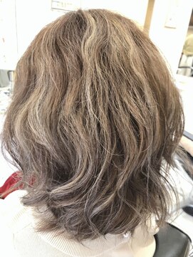 ヘアーデザインムーヴ(Hair design MOVE) 白髪ぼかしハイライト　ミディアム