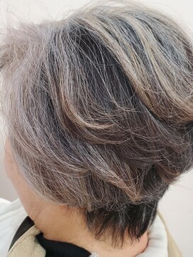 丹下陽子美容室 白髪を活かしたデザイン