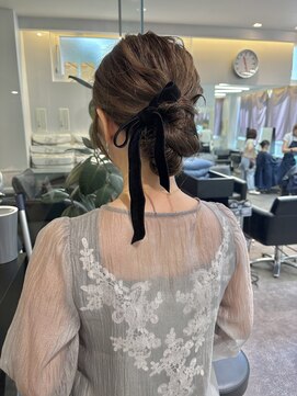 ケンジ 横浜(KENJE) シニヨン/ゆるふわヘア/ベロアリボン/お呼ばれヘア/結婚式