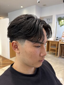Men’s CANOE 山口小郡店 メンズカット/メンズパーマ/メンズ眉毛【メンズカノエ】 センターパート×フェードスタイル