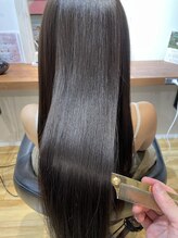 【水素が髪の中で水分に変わり艶のある仕上がりに】