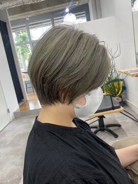 フリー(Free.) ハイライト　ショート　前下がりショート　オリーブベージュ