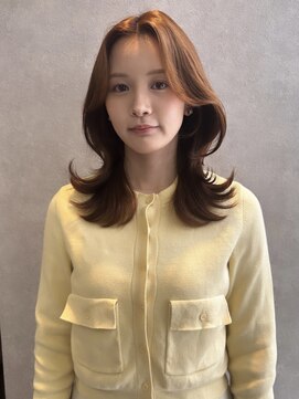 ミレバイジェニー (mirae by geny) レイヤーカットのくびれヘアとベージュカラー r