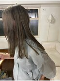透明感アッシュグレージュのストレートヘア/ロングヘア