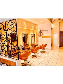 フロアごとに雰囲気の違うオシャレな店内♪丁寧なカウンセリングと高い技術であなたのなりたいをお手伝い◎