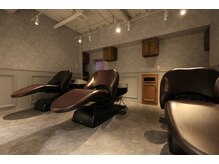 フルフラットのシャンプー台で、まるでベッドに横たわるような心地よさを体感できます☆#オージュア 