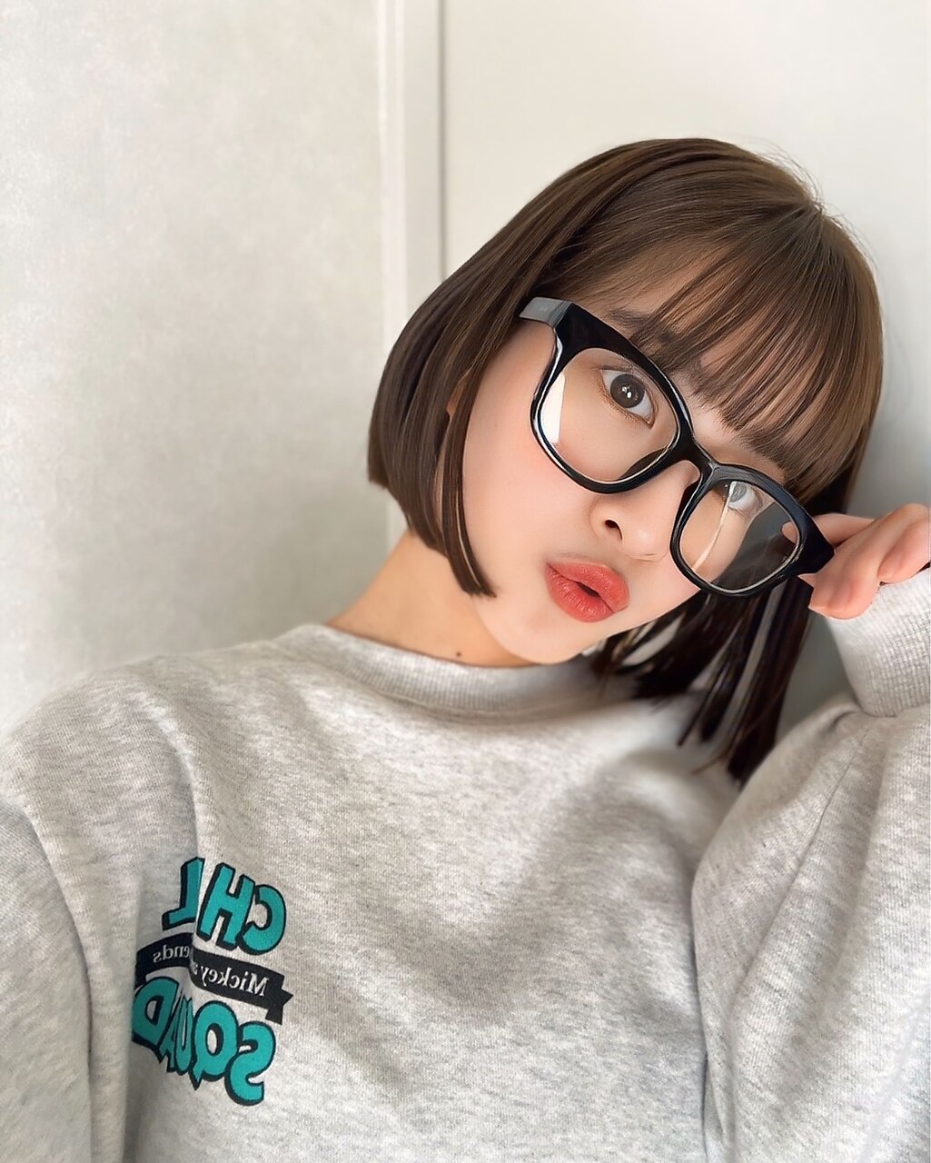小顔ヘアの決定版！ ひし形シルエットの暗髪レイヤーショート