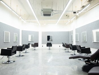 グロップ 町田(GLOP)の写真/開放的な空間でリラックスしながら理想のスタイルを叶えてくれる☆あなたの想いをカタチにしてくれる…♪