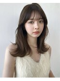 小顔&目元を印象的に魅せてくれる美髪セミロングヘア