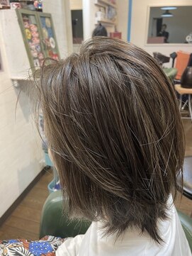 ヒッピーヘアー(Hippie Hair) ハイライト入り マットグレージュ