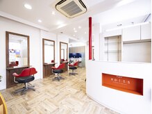 ヘアー アピッツ(hair a p i t s)の雰囲気（明るい店内で気分もリフレッシュ♪）
