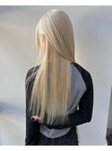 ホワイトブロンドミディアムヘアレイヤーカット美髪ワイドバング