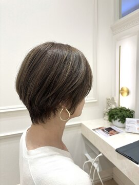 フェリーアヴェダハルミ(FEERIE AVEDA HARUMI) 白髪ぼかし×ショート