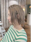 グレーベージュ　きりっぱなしボブ