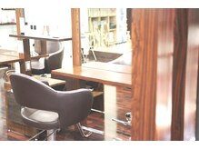 ヘアードレッシングサロン ウィル(Hair Dressing salon WILL)の雰囲気（白と木目基調のの落ち着く店内☆）