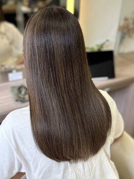 アローム(alom)の写真/【酸性ストレートによる圧倒的髪質改善】クセやうねりをただ伸ばすのでなく自分好みの髪質改善を叶えます♪