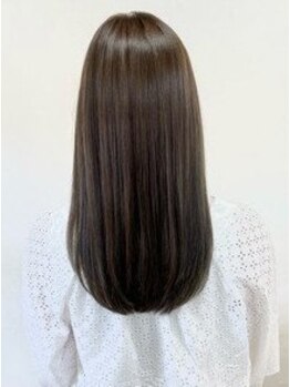 コアフィールみま 徳島店の写真/【湿気が気になってくる季節に☆】季節の変化でうねる・広がる髪も、芯まで潤う自然なストレートに♪
