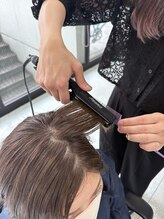 シャンプー後ドライをしてアイロンで水素を硬化させていきます。