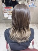 シルバーベージュのグラデーションカラー