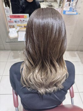 エム インターナショナル 春日部本店(EMU international) シルバーベージュのグラデーションカラー