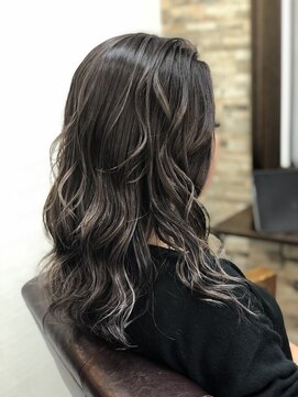 アトリエナガノ(atelier nagano) ニュアンスカラー/センターパート/ツヤ髪スタイル/ブルージュ