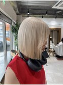 【ADORE横浜】ホワイトブロンド×切りっぱなしボブ
