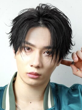 クロトヴィラ 天神大名(KUROT villa) 黒髪センターパートフェザーショート